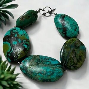 Elegant Green and Blue Turquoise Bracelet with Intricate Design.
VEN15